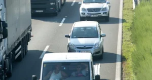 Kolóny na diaľnici D2 sa stále výrazne tiahnu