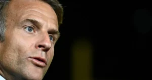 Macronova popularita klesla na historické minimum