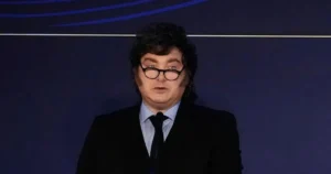 Milei čelí kritike Amnesty za výrok o upaľovaní novinárov