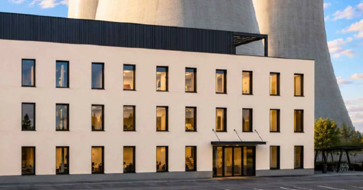 Milionová investice u atomky. Nová budova vyroste přímo pod chladicími věžemi