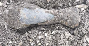 Muž našiel pri ceste dve munície, pyrotechnik ich prevzal