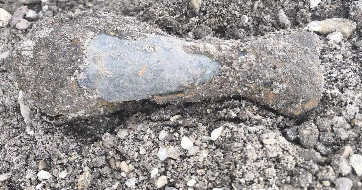 Muž našiel pri ceste dve munície, pyrotechnik ich prevzal