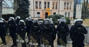 Muž s nožom skončil v rukách polície na proteste pred Ústavným súdom v Poľsku