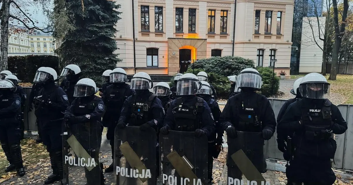 Muž s nožom skončil v rukách polície na proteste pred Ústavným súdom v Poľsku 3 Muž s nožom skončil v rukách polície na proteste pred Ústavným súdom v Poľsku
