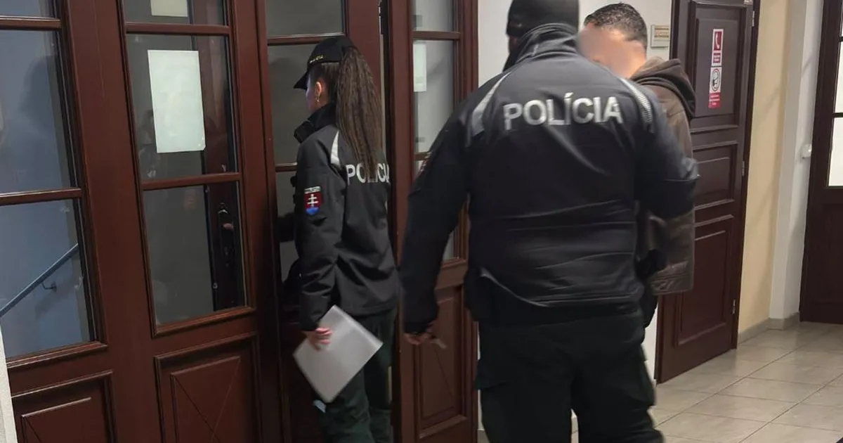 Muža obvineného z obchodovania s ľuďmi zadržali po viac ako siedmich rokoch
