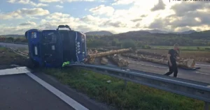 Na diaľnici pri Beluši je prejazdný len jeden pruh zo štyroch