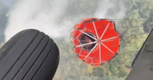 Na Dubí zhorelo takmer 60 hektárov lesa. Black Hawk vykonal vyše dvadsať zhodov