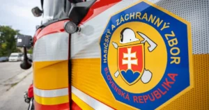 Na horskom priechode Dargov horí kamión, polícia varuje pred kolónami