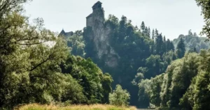Na jar a na jeseň býva takmer úplne prázdny.