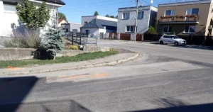 Na križovatke ležal muž, zachytilo ho auto. Polícia žiada verejnosť o pomoc