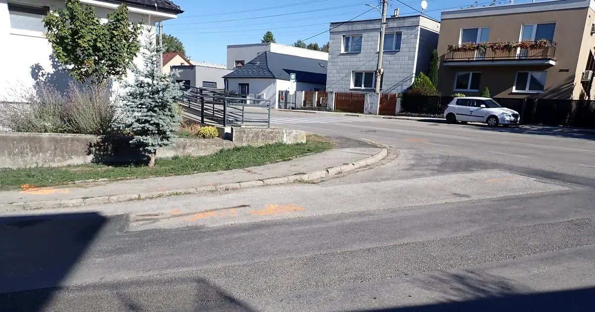 Na križovatke ležal muž, zachytilo ho auto. Polícia žiada verejnosť o pomoc