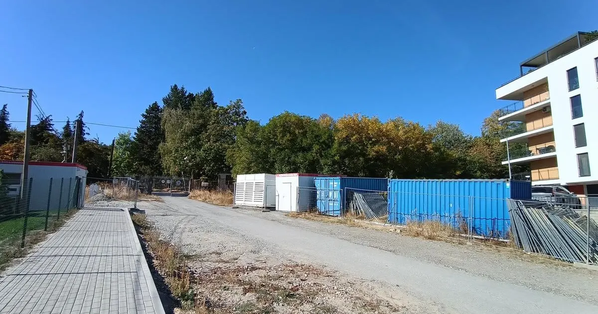 Nájomné byty či predaj? Rezort robí zvláštne kroky pri nevyužívanom areáli polície