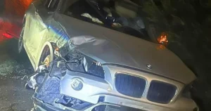 Narazil do stĺpika a nafúkal viac ako dve promile. Opitý vodič skončil v policajnej cele