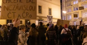 Nočné rokovanie vyvolalo protesty. Babišovi sa tlak na ČT a ČRo môže vypomstiť