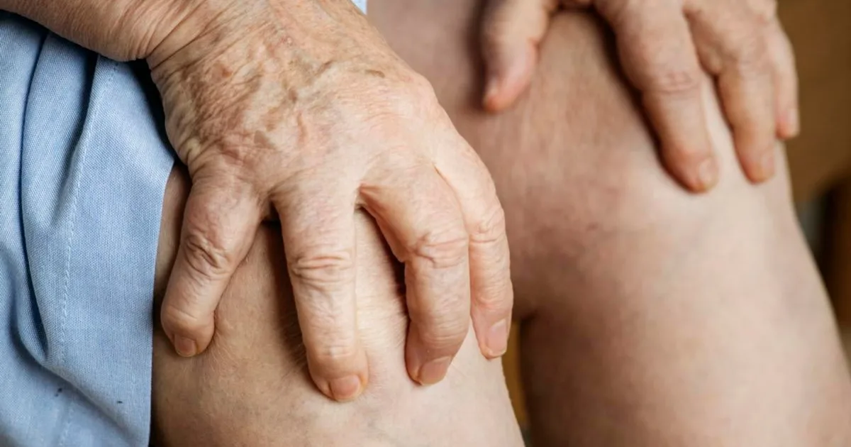 Osteoporóza sa často vyvíja dlho bez akýchkoľvek príznakov. 2 Osteoporóza sa často vyvíja dlho bez akýchkoľvek príznakov.