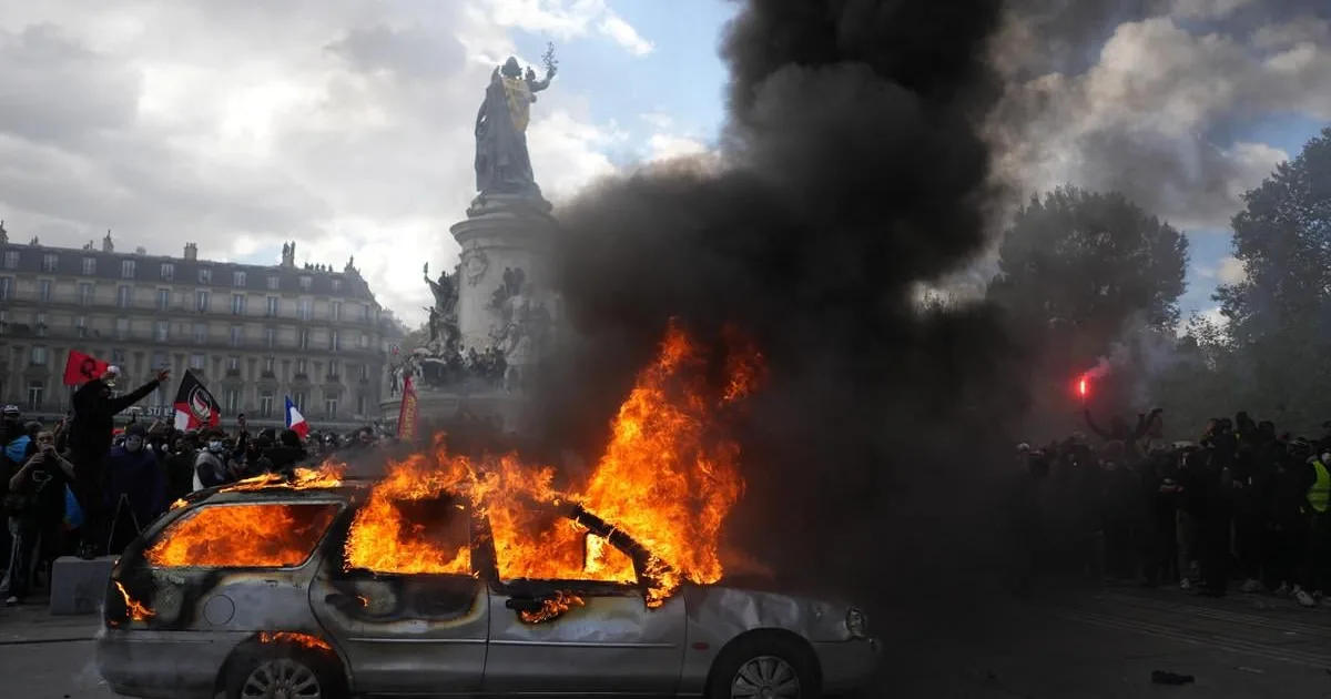 Po násilných protestoch vo Francúzsku vypukli zrážky 2 Po násilných protestoch vo Francúzsku vypukli zrážky