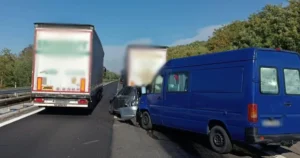 Po zrážke troch áut zasahoval vrtuľník. Diaľnica je v jednom smere neprejazdná