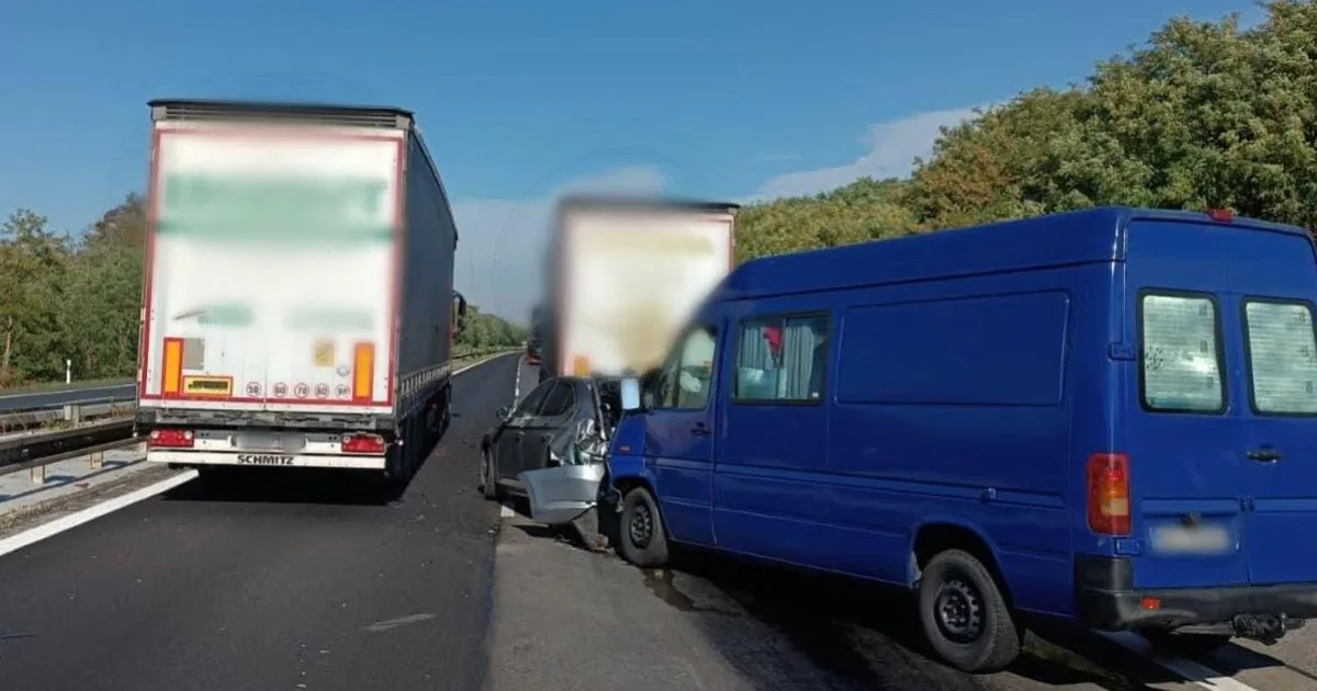 Po zrážke troch áut zasahoval vrtuľník. Diaľnica je v jednom smere neprejazdná