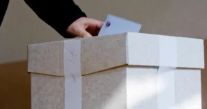 Počas sčítavania hlasov v komunálnych voľbách prebieha