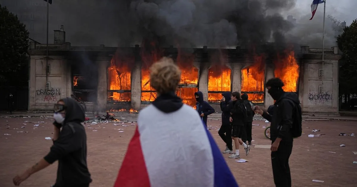 Pol milióna ľudí v uliciach a horiace budovy. Francúzsko zažilo nebývalé protesty