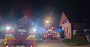Požiar rodinného domu: zasahujú hasiči z troch okresov