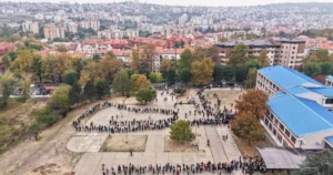 Predčasné parlamentné voľby sprevádza vysoká účasť voličov, ktorí prišli hlasovať