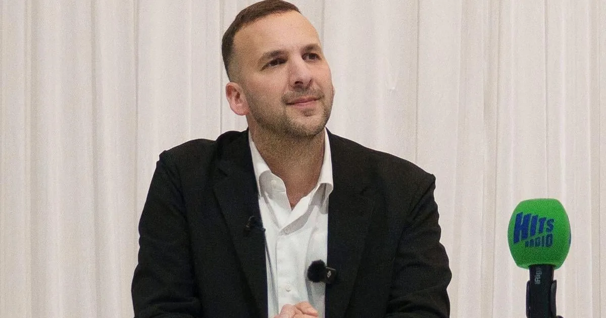 Predseda britskej ľavicovej Strany zelených stojí na čele strany