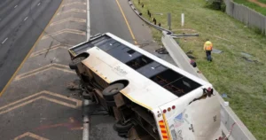 Pri havárii autobusu na juhu sa zranilo viacero ľudí