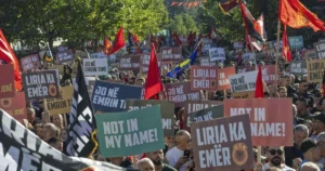 Protestujúci sa zhromaždili pred budovami vlády a parlamentu