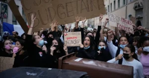 Protesty vo Francúzsku: podpaľačstvo a obvinenia krajnej ľavice