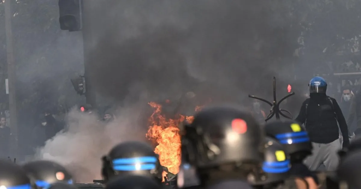 Protesty vo Francúzsku sa zvrhli na násilnosti a zrážky s políciou