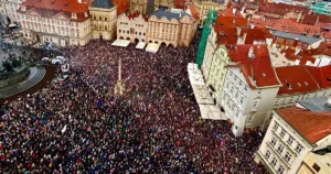 Ruky preč od médií. Babiš neustúpi protestom, ČT a ČRo chystajú štrajk