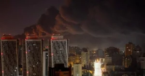 Rusko v noci masívne útočilo na Kyjev, hlásia najmenej dvoch mŕtvych