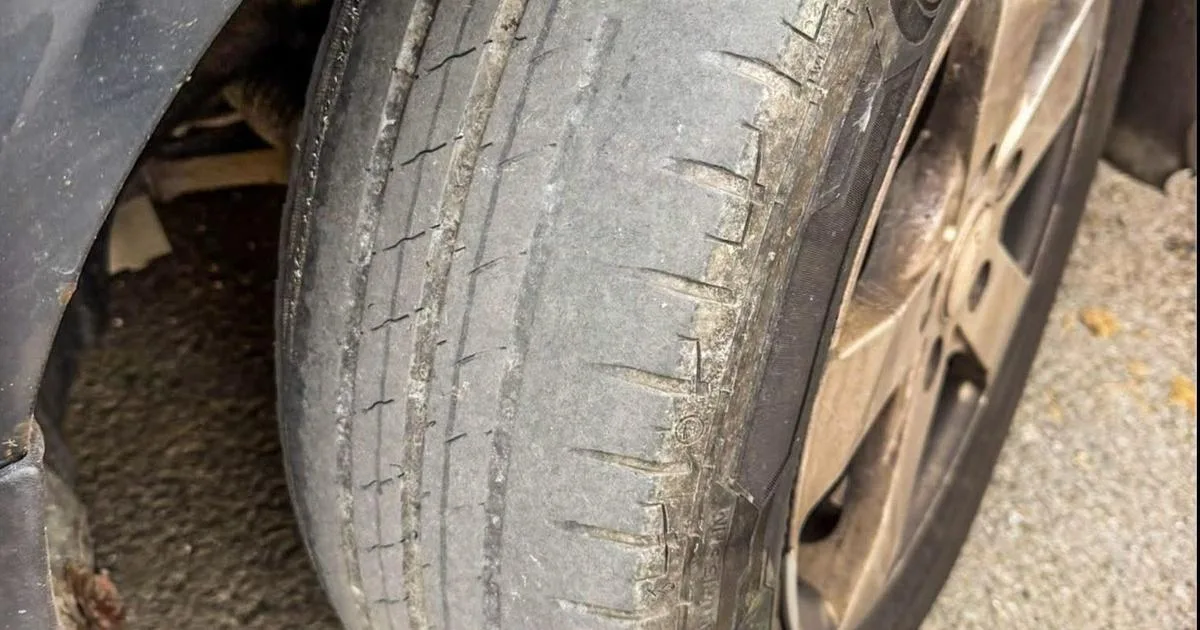 Škoda mala zjazdené pneumatiky, okno držal skrutkovač. Vodič prišiel o techničák