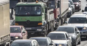 Takmer hodinová kolóna na D2 z Bratislavy do Malaciek