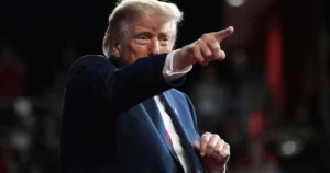 Trump opäť verbálne zaútočil na svojich politických oponentov