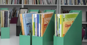 Učiteľka chcela hotovosť za učebnice, kritizuje rodič aj mesto a ministerstvo