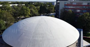 Univerzita prezradila, koľko stálo čistenie ikonickej kupoly. Firma využila dron