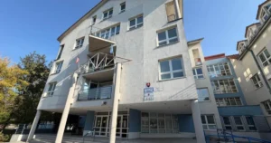 Útoky a vyhrážky im komplikujú prácu. Na úrade obmedzili pohyb a zaviedli núdzové tlačidlá