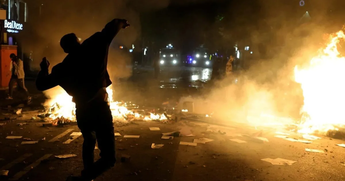 V Albánsku horia autá aj budovy, polícia dostáva za potlačenie protestov odmeny