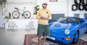 V bratislavskej kaviarni vystavujú autá.