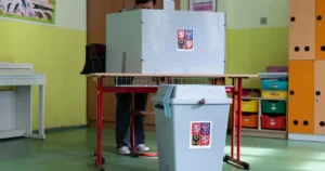 V Česku sa skončili komunálne a senátne voľby, začali sčítať hlasy