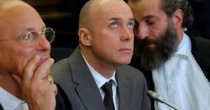 V Hamburgu sa dnes začal súdny proces s obžalovanými