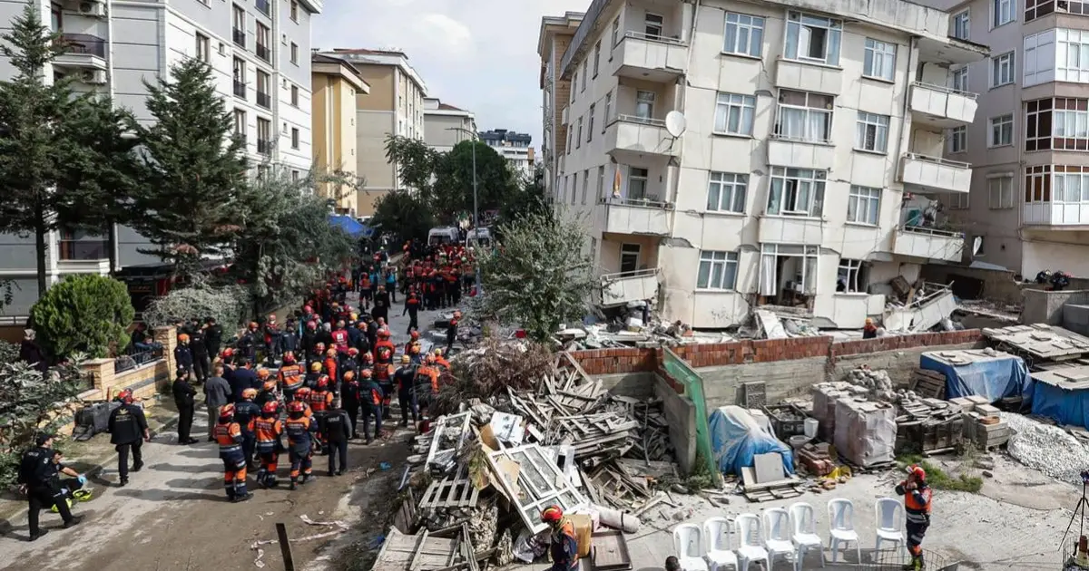 V Istanbule sa zrútila budova, v troskách uviazli ľudia 4 V Istanbule sa zrútila budova, v troskách uviazli ľudia