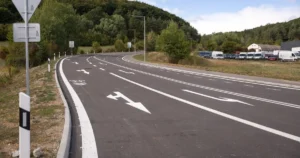 Viac ako 30 rokov čakali na 1,5 kilometra cesty. Pôvodná neviedla nikam