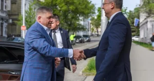 Vláda po týždňoch skrývania rokuje o rozpočte už v pondelok, transakčnú daň nezruší