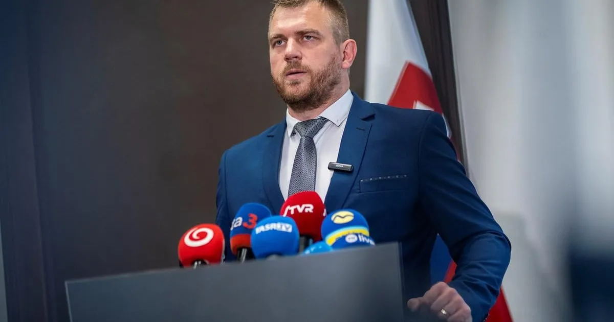 Vrtuľník, štvorkolka, chránené muchy, fiasko v župe, súd. Príbeh Filipa Kuffu