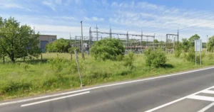 Výpadok elektriny po havárii v trafostanici: zásah záchranárov, polovica mesta bez prúdu