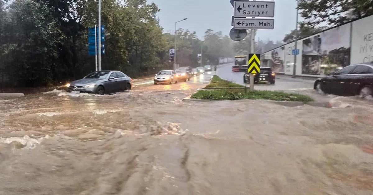 Záplavy v Istanbule si už vyžiadali päť obetí. 2 Záplavy v Istanbule si už vyžiadali päť obetí.