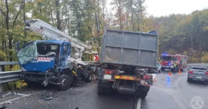 Zrážka Tatry s vozidlom poruchovej služby na Bielej hore, jedna osoba sa zranila